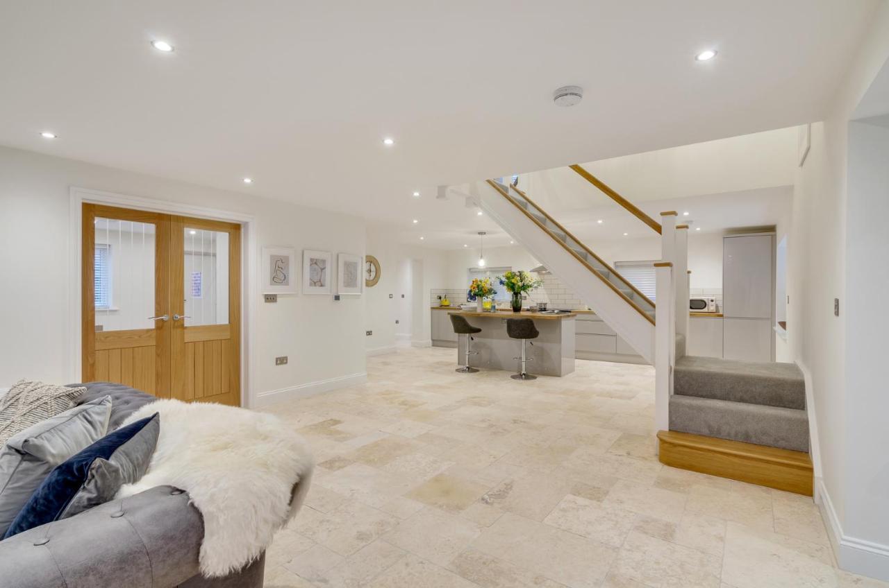 Spacious 6-Bed Home, Near The Norfolk Broads Clippesby Exterior photo