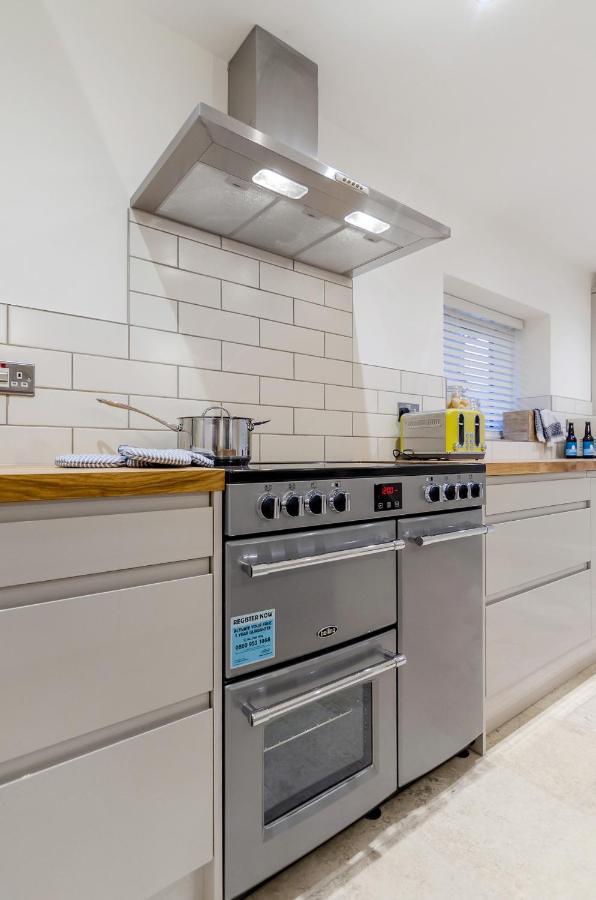 Spacious 6-Bed Home, Near The Norfolk Broads Clippesby Exterior photo
