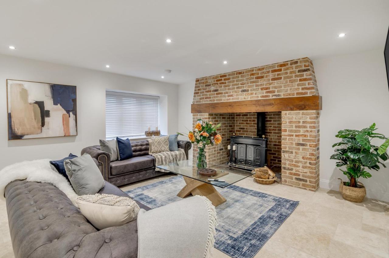 Spacious 6-Bed Home, Near The Norfolk Broads Clippesby Exterior photo