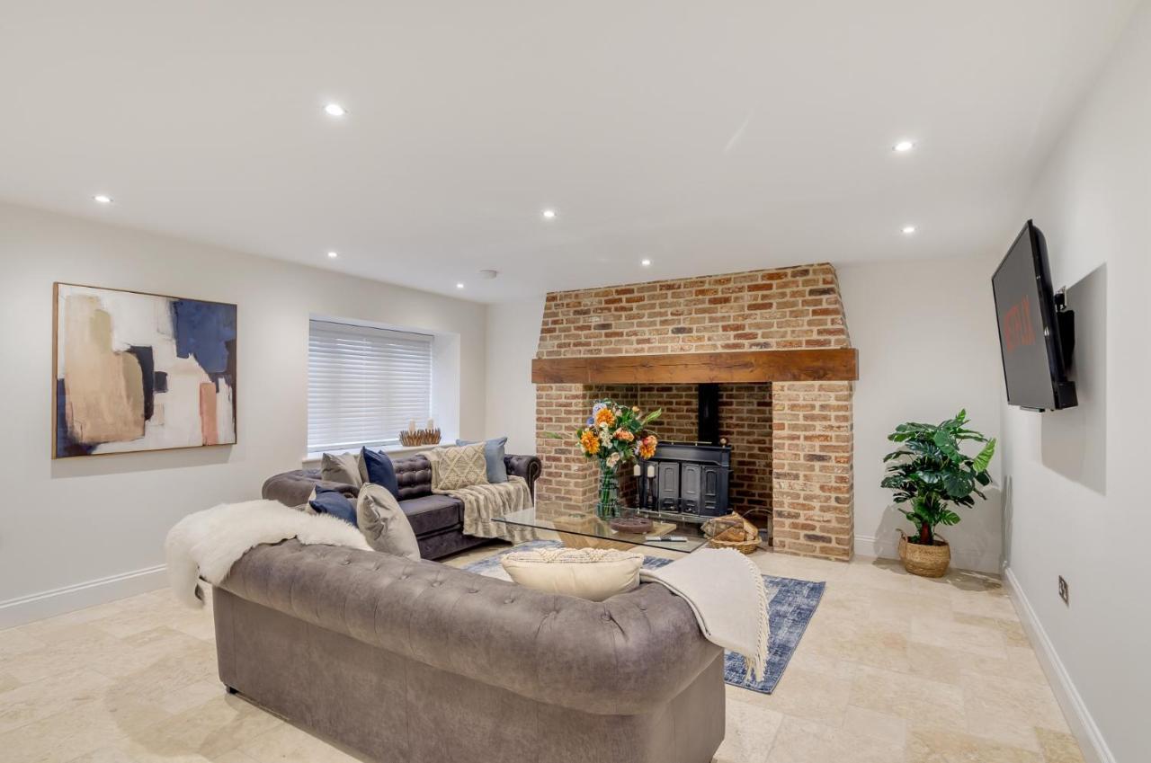 Spacious 6-Bed Home, Near The Norfolk Broads Clippesby Exterior photo