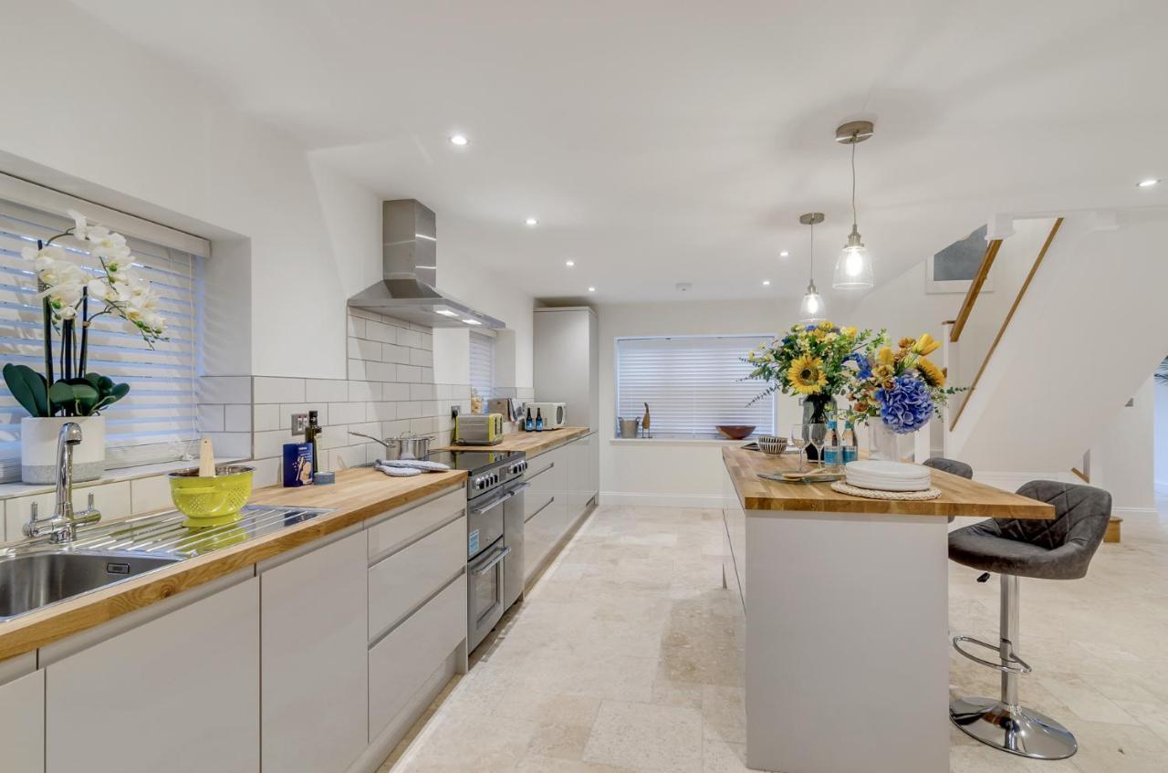 Spacious 6-Bed Home, Near The Norfolk Broads Clippesby Exterior photo