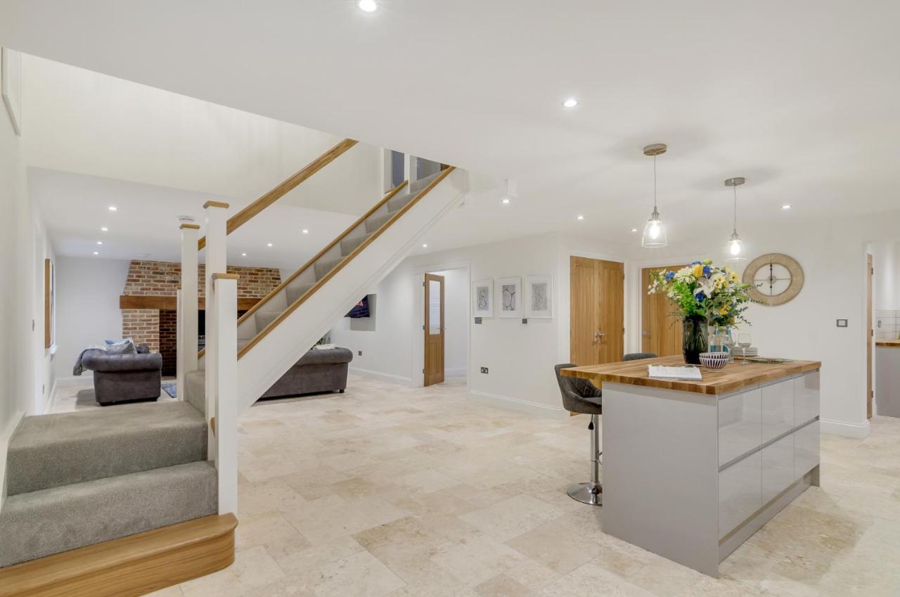 Spacious 6-Bed Home, Near The Norfolk Broads Clippesby Exterior photo